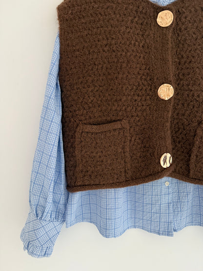 Pull sans manches chocolat avec boutons dorés