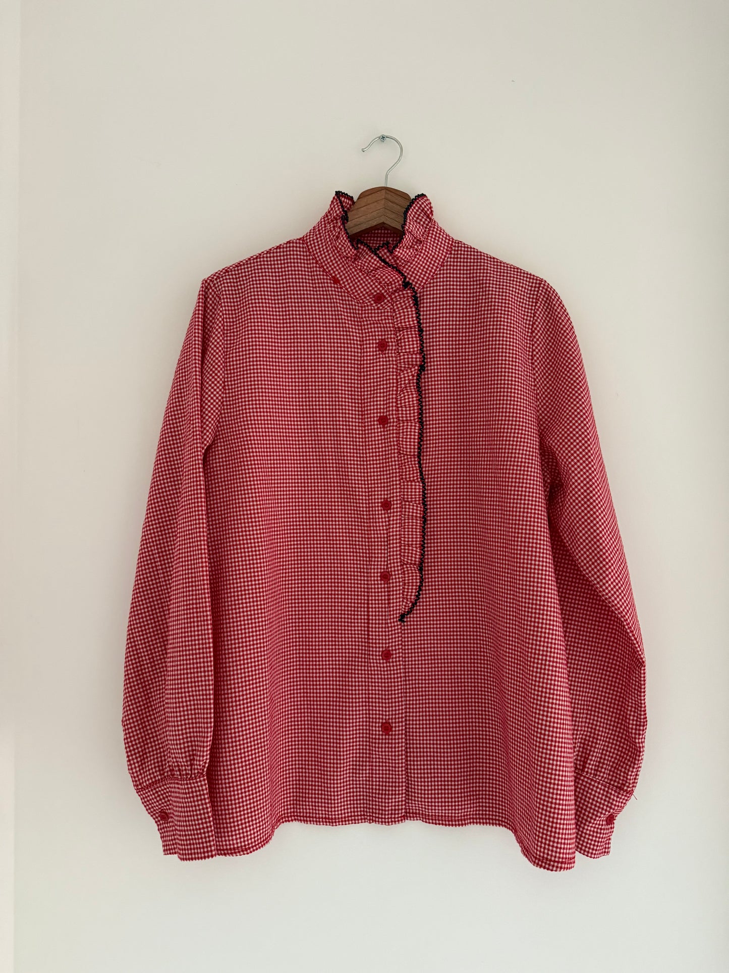 Chemise vichy rouge et blanche avec liseré bleu marine