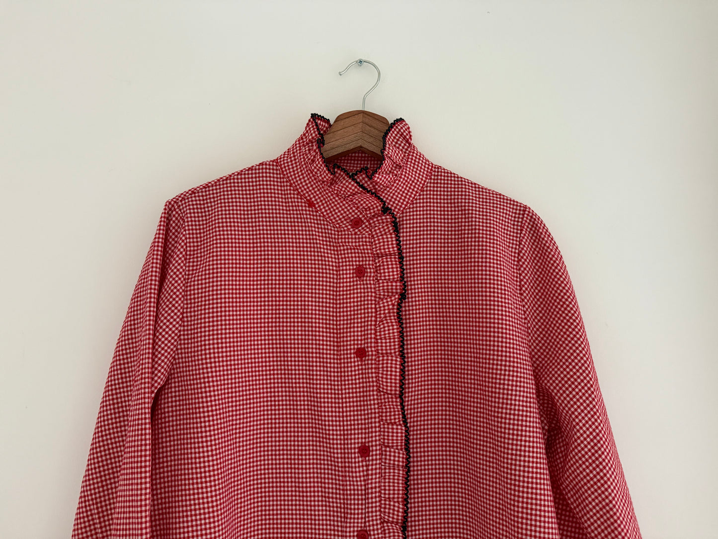 Chemise vichy rouge et blanche avec liseré bleu marine
