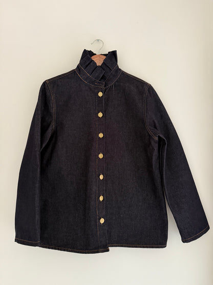 Sur chemise en jean brut avec grand col et boutons dorés