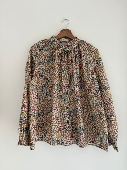 Blouse col lavallière beige avec motifs fleuris