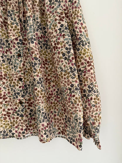 Blouse col lavallière beige avec motifs fleuris