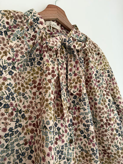 Blouse col lavallière beige avec motifs fleuris