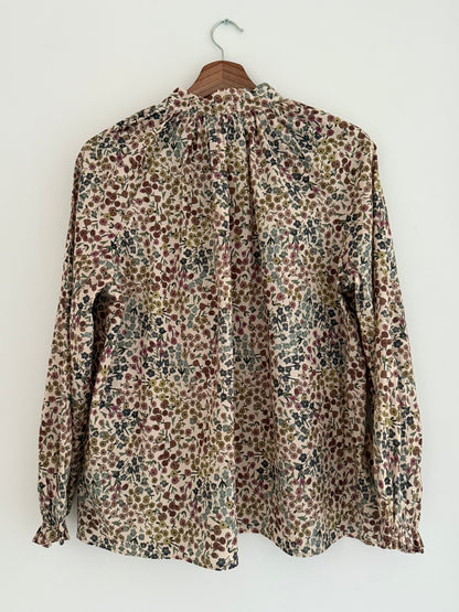 Blouse col lavallière beige avec motifs fleuris