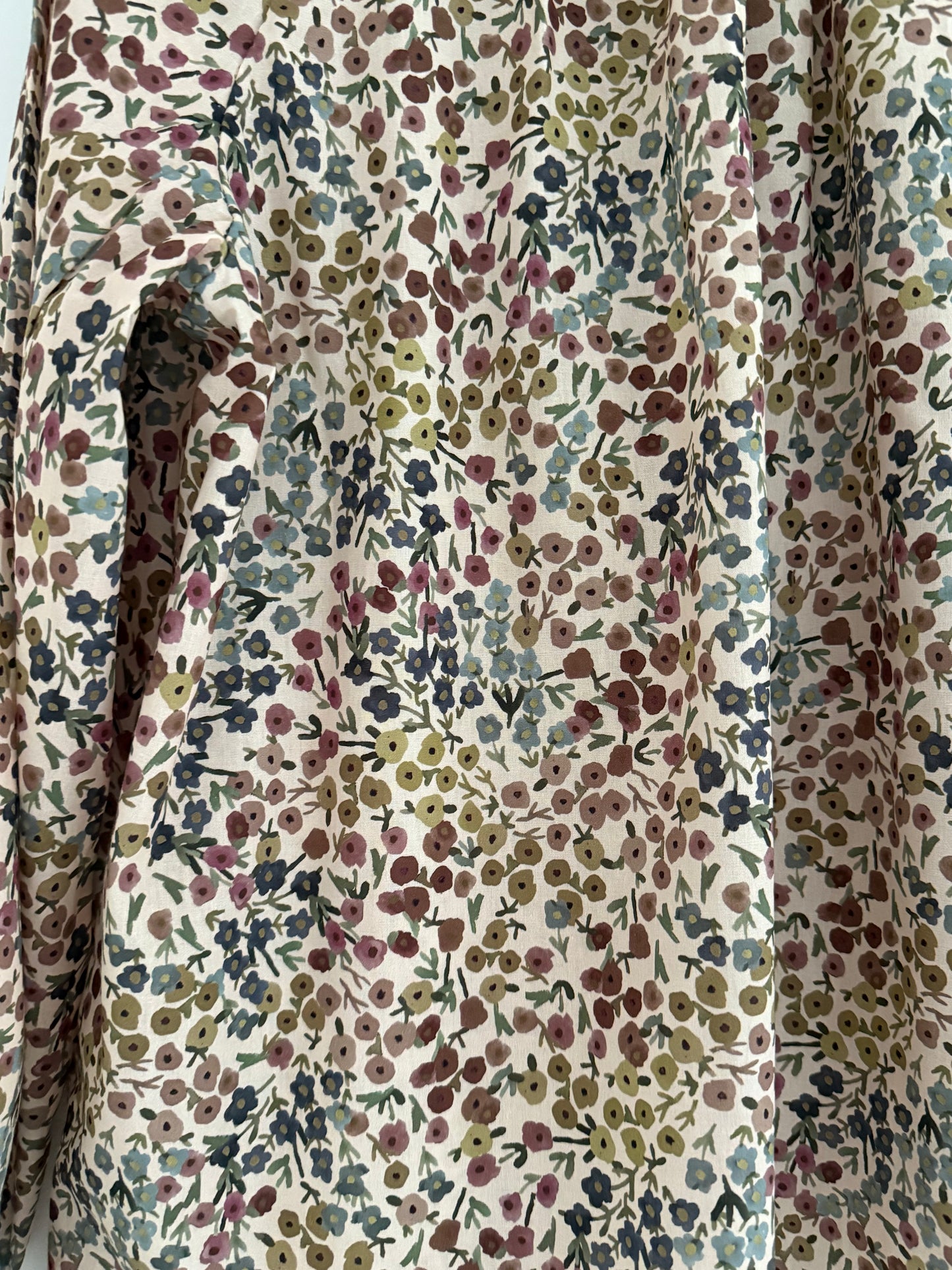 Blouse col lavallière beige avec motifs fleuris