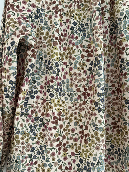 Blouse col lavallière beige avec motifs fleuris