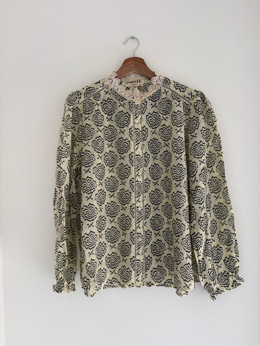 Blouse légère beige avec motifs noirs