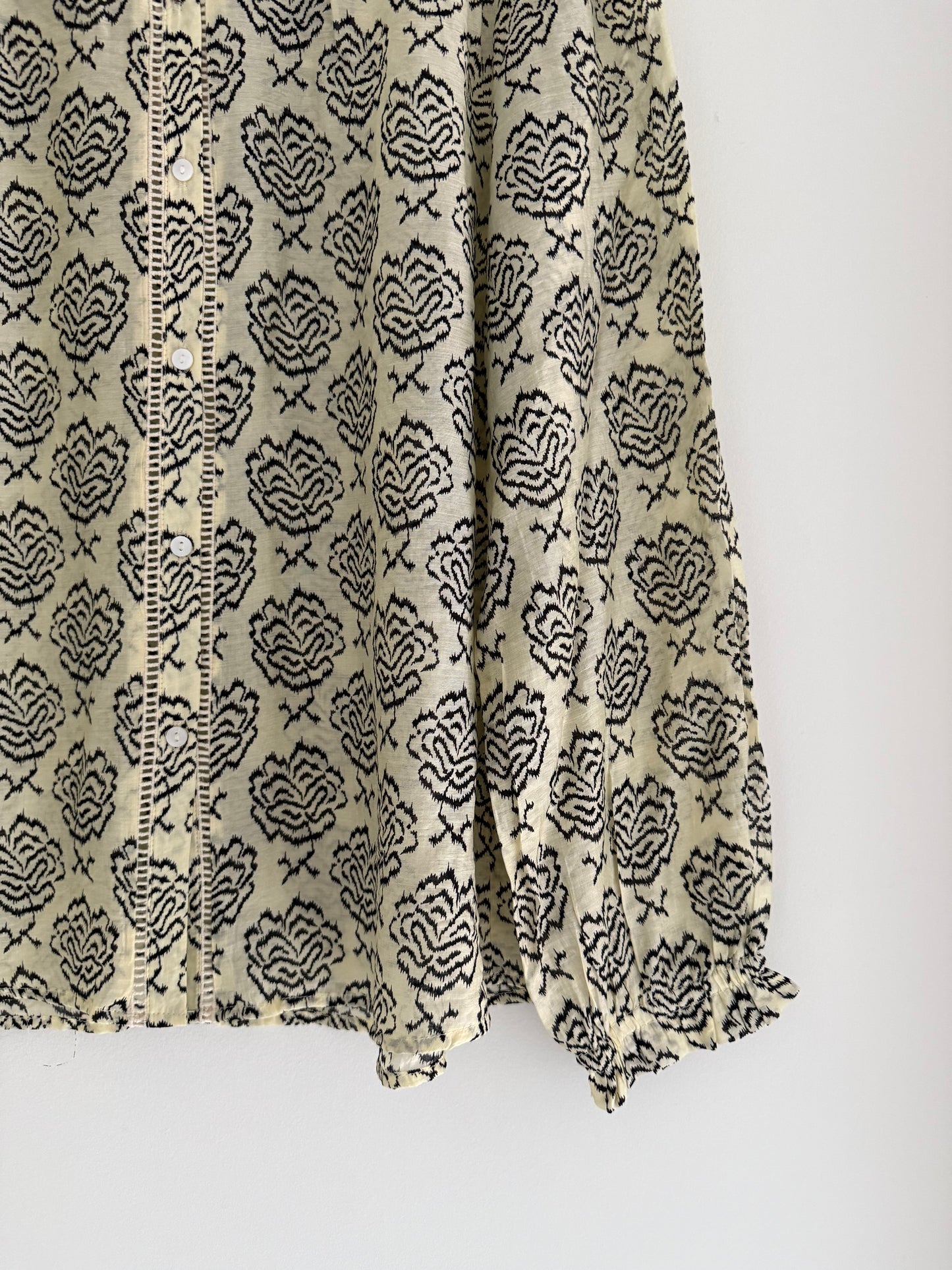 Blouse légère beige avec motifs noirs