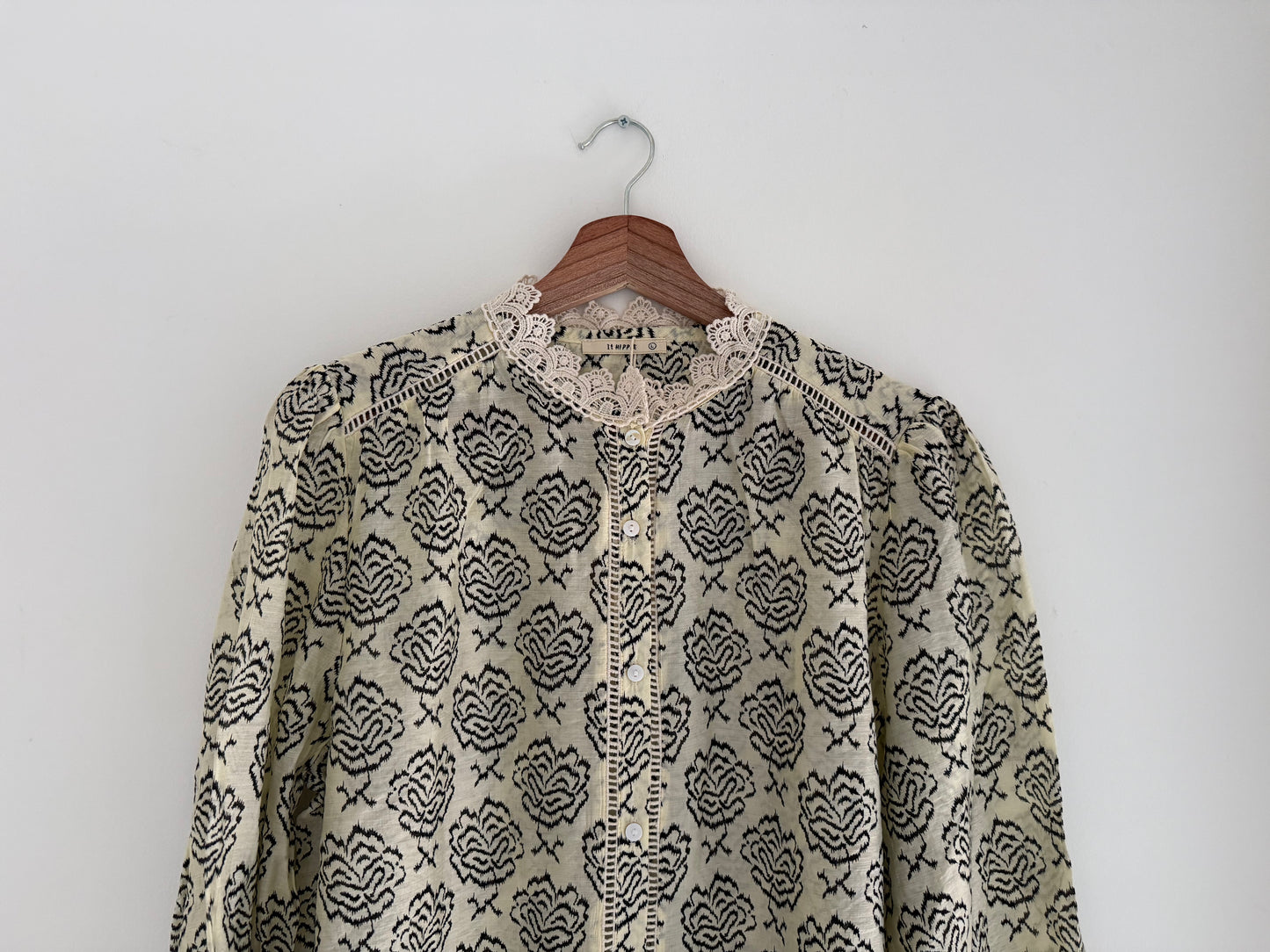Blouse légère beige avec motifs noirs