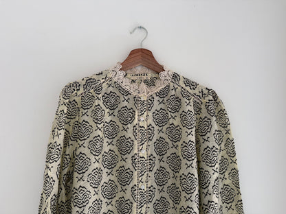 Blouse légère beige avec motifs noirs