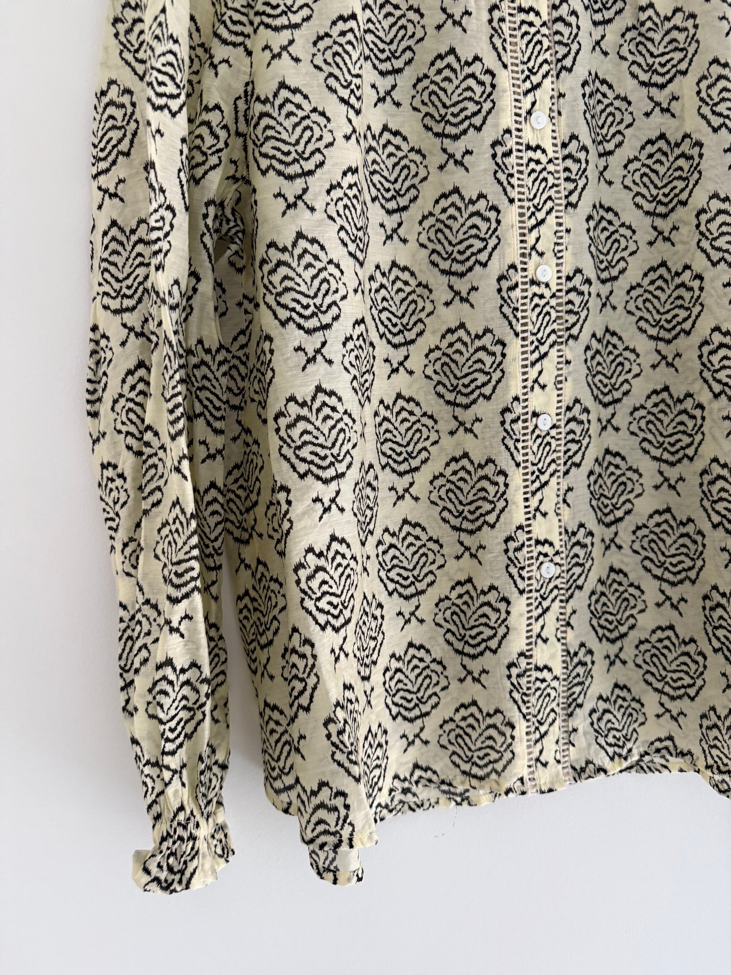 Blouse légère beige avec motifs noirs