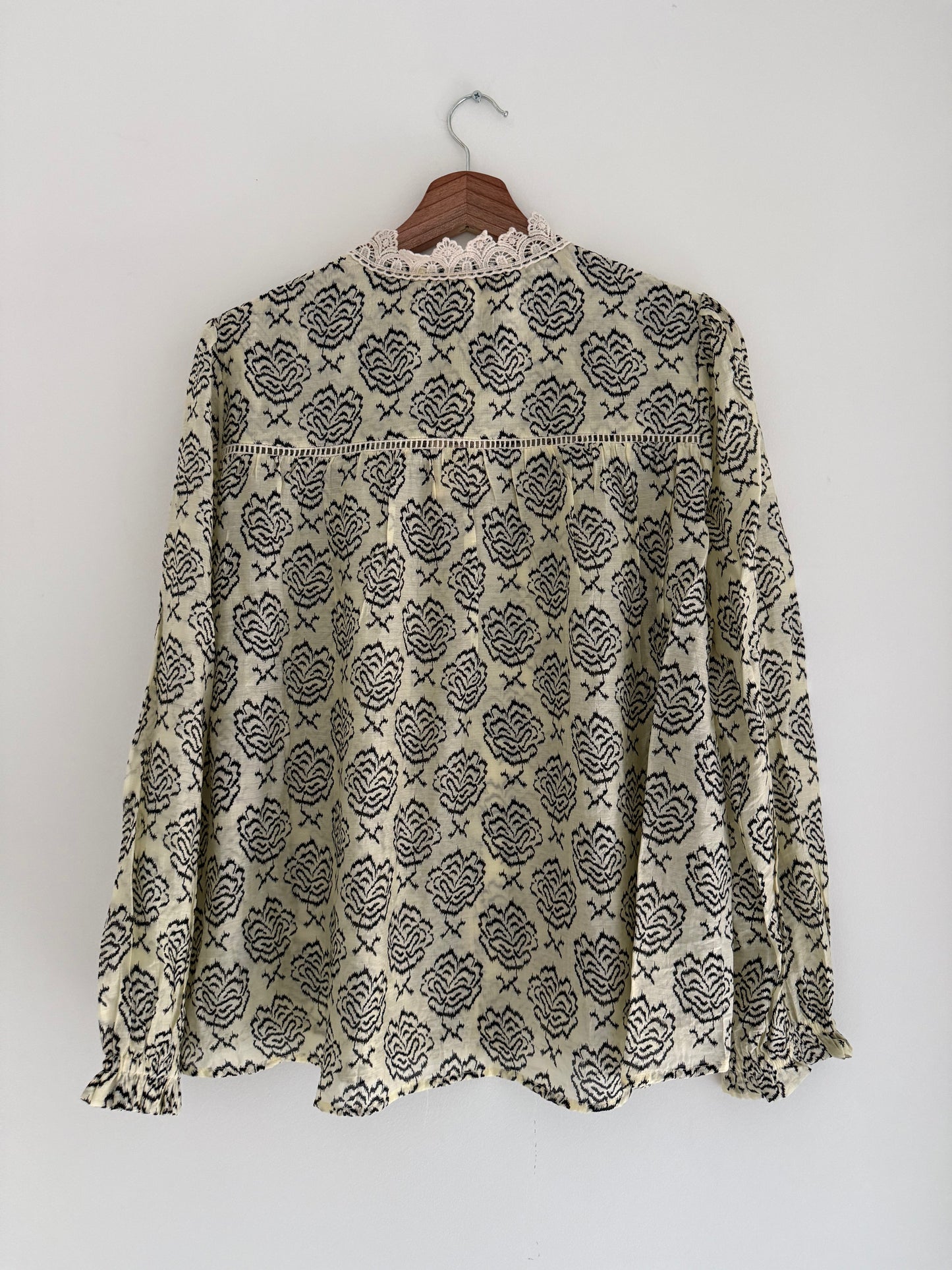 Blouse légère beige avec motifs noirs