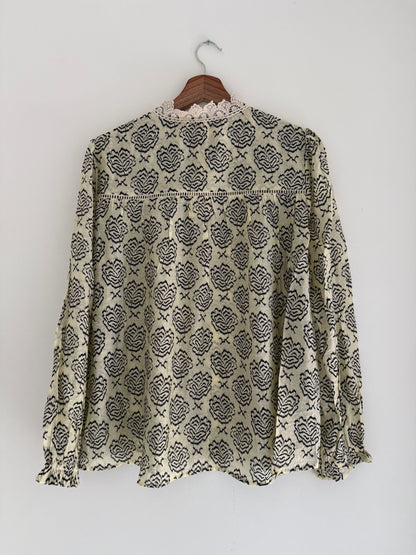 Blouse légère beige avec motifs noirs