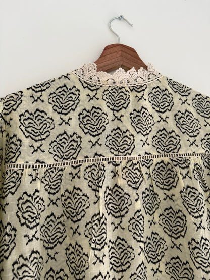 Blouse légère beige avec motifs noirs