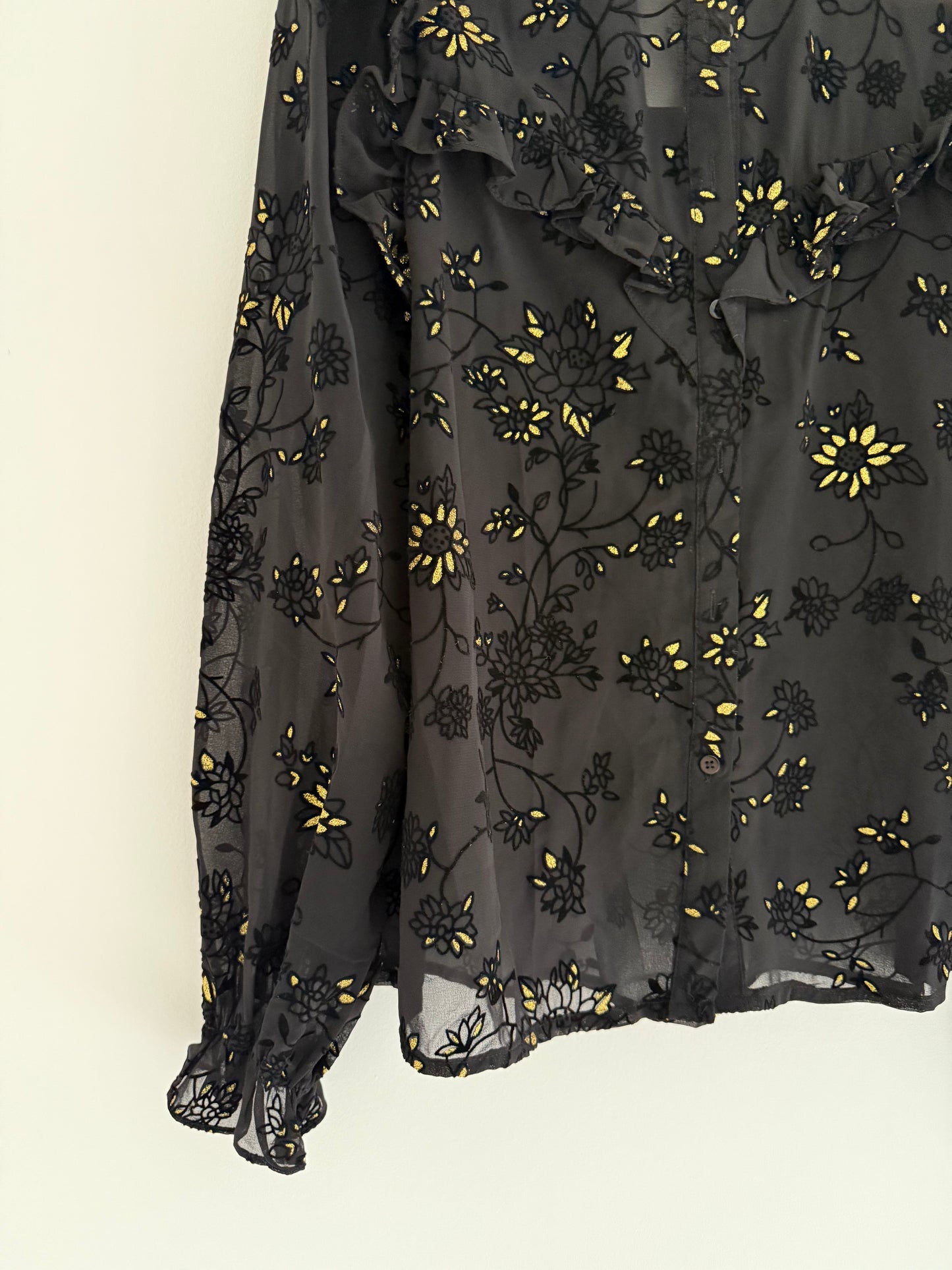 Blouse froufrous noire avec motifs en relief et détails dorés