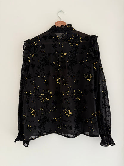Blouse froufrous noire avec motifs en relief et détails dorés