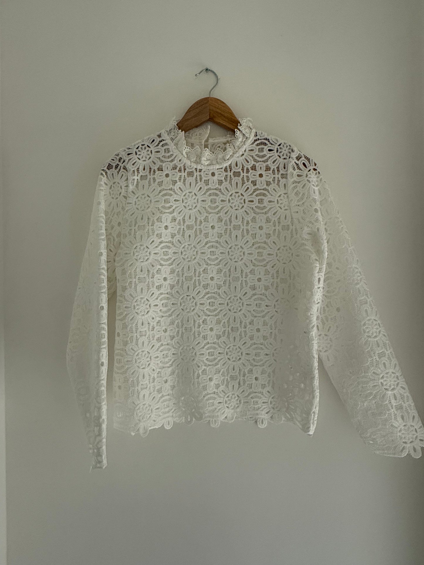 Blouse blanche type broderie épaisse