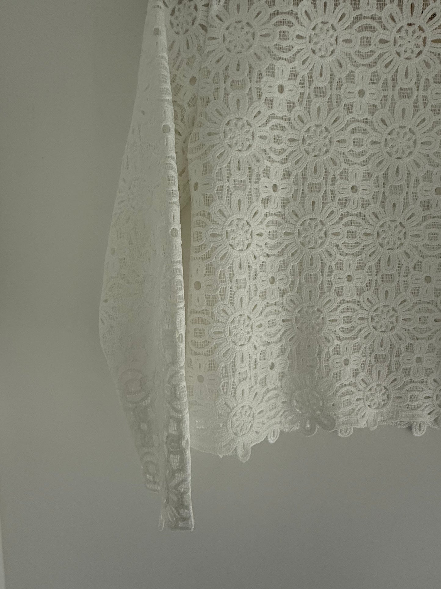 Blouse blanche type broderie épaisse