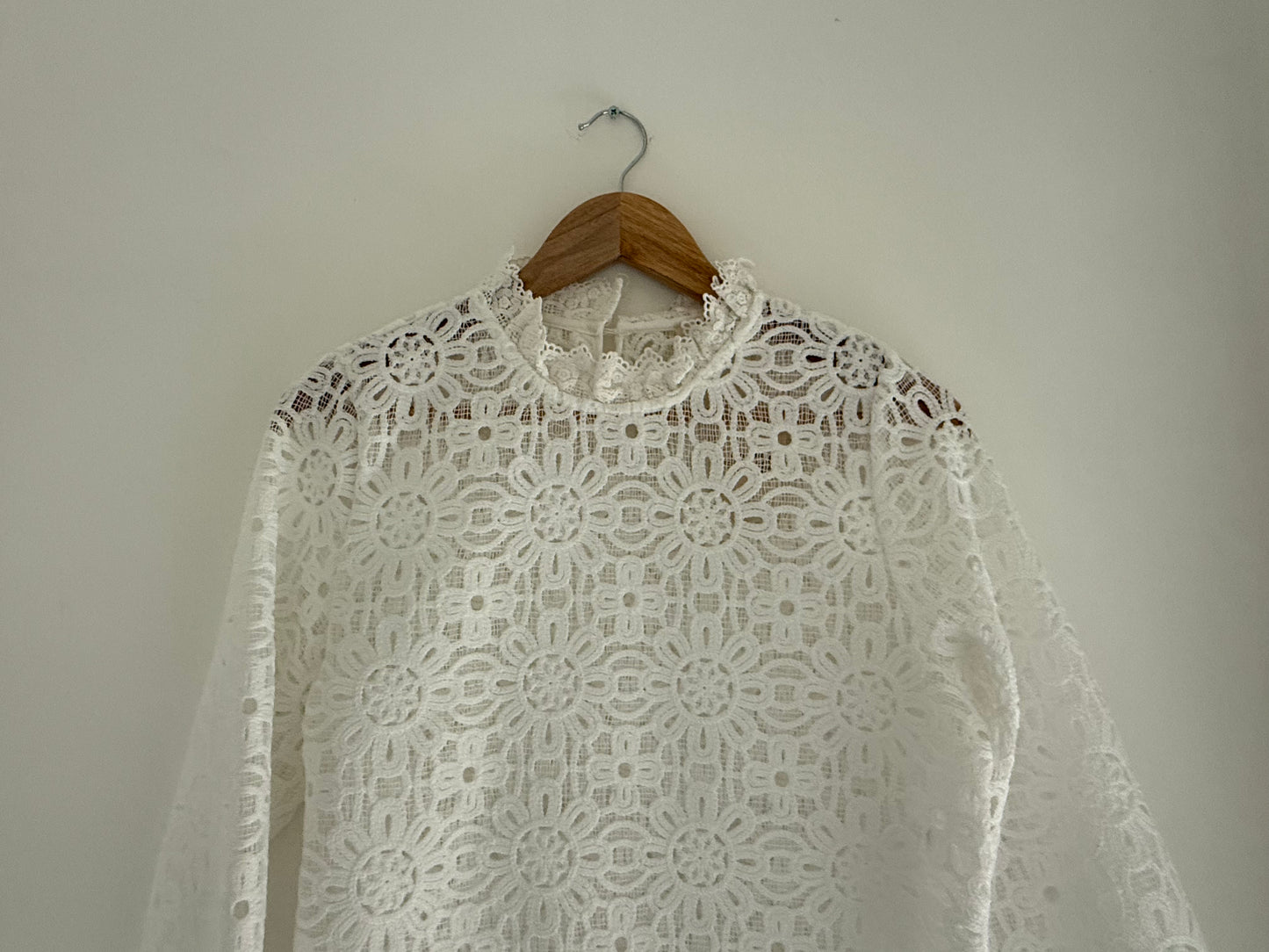 Blouse blanche type broderie épaisse