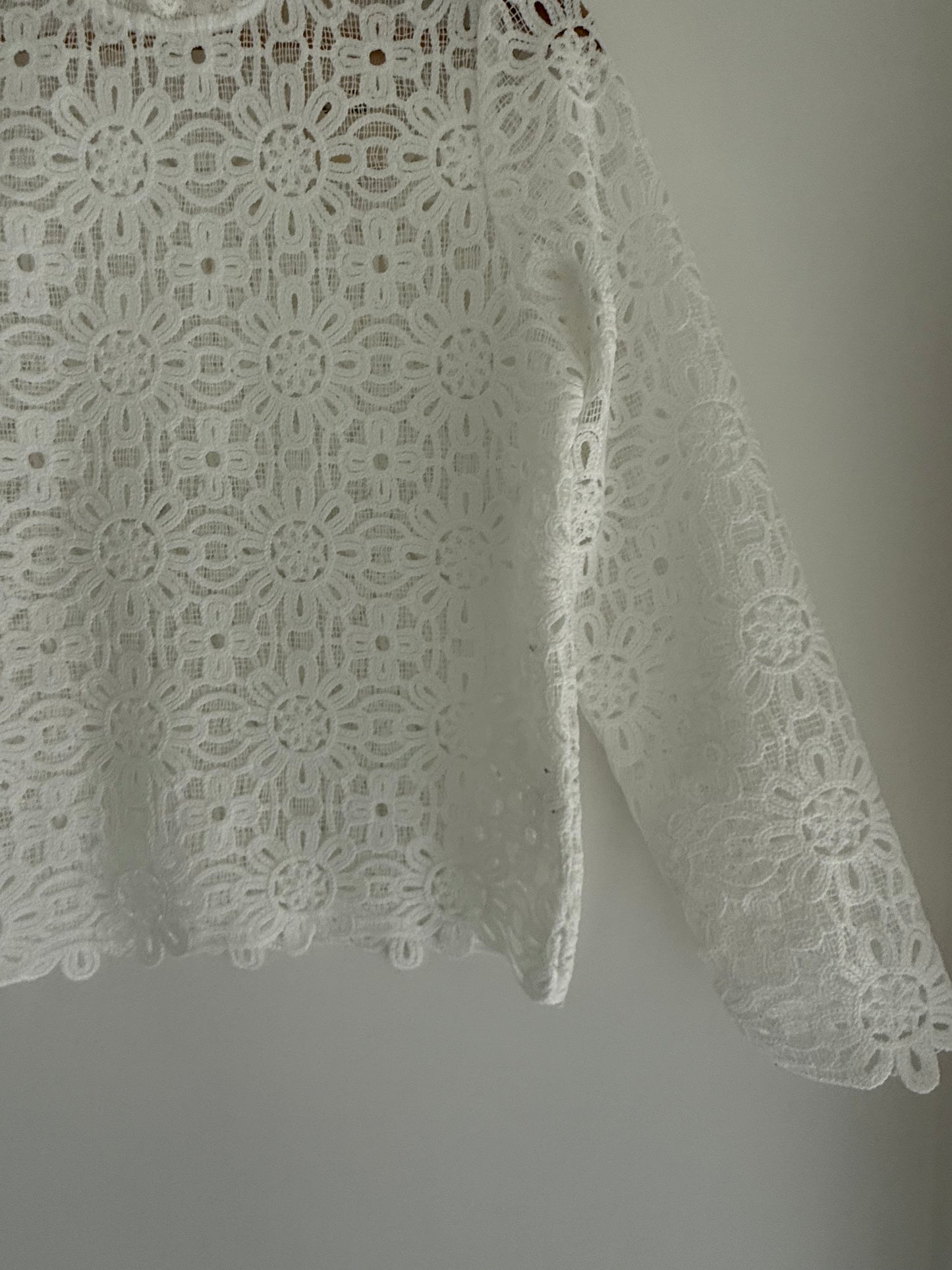 Blouse blanche type broderie épaisse