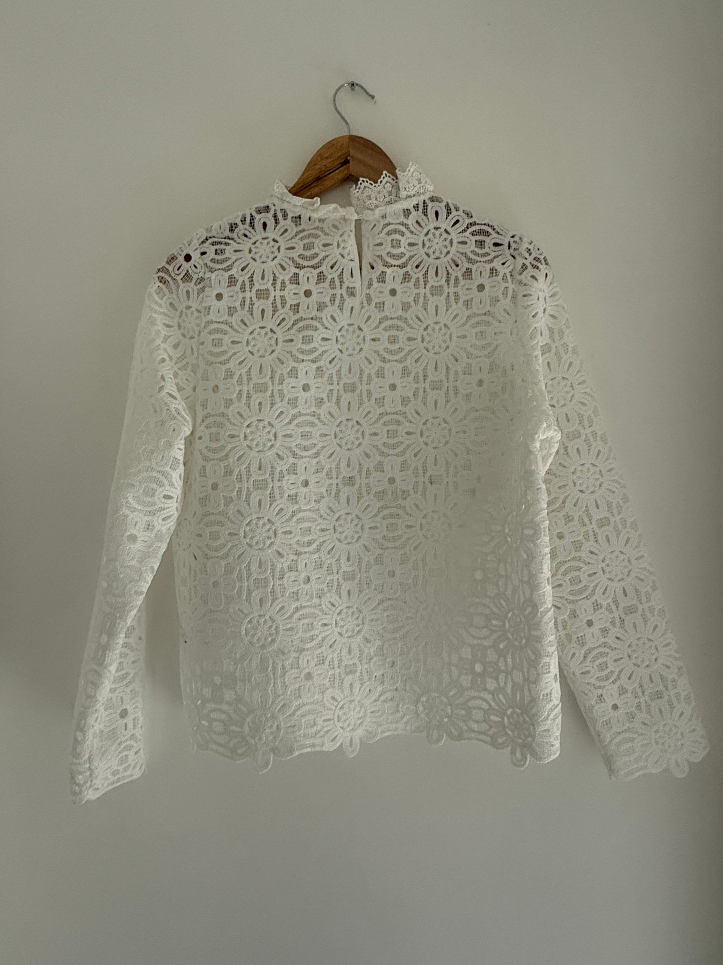 Blouse blanche type broderie épaisse