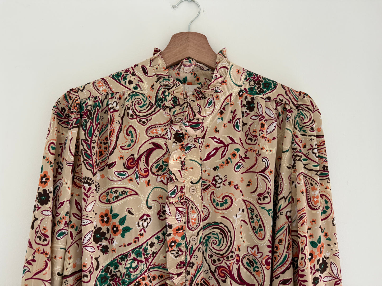 Chemise fluide beige avec motifs colorés