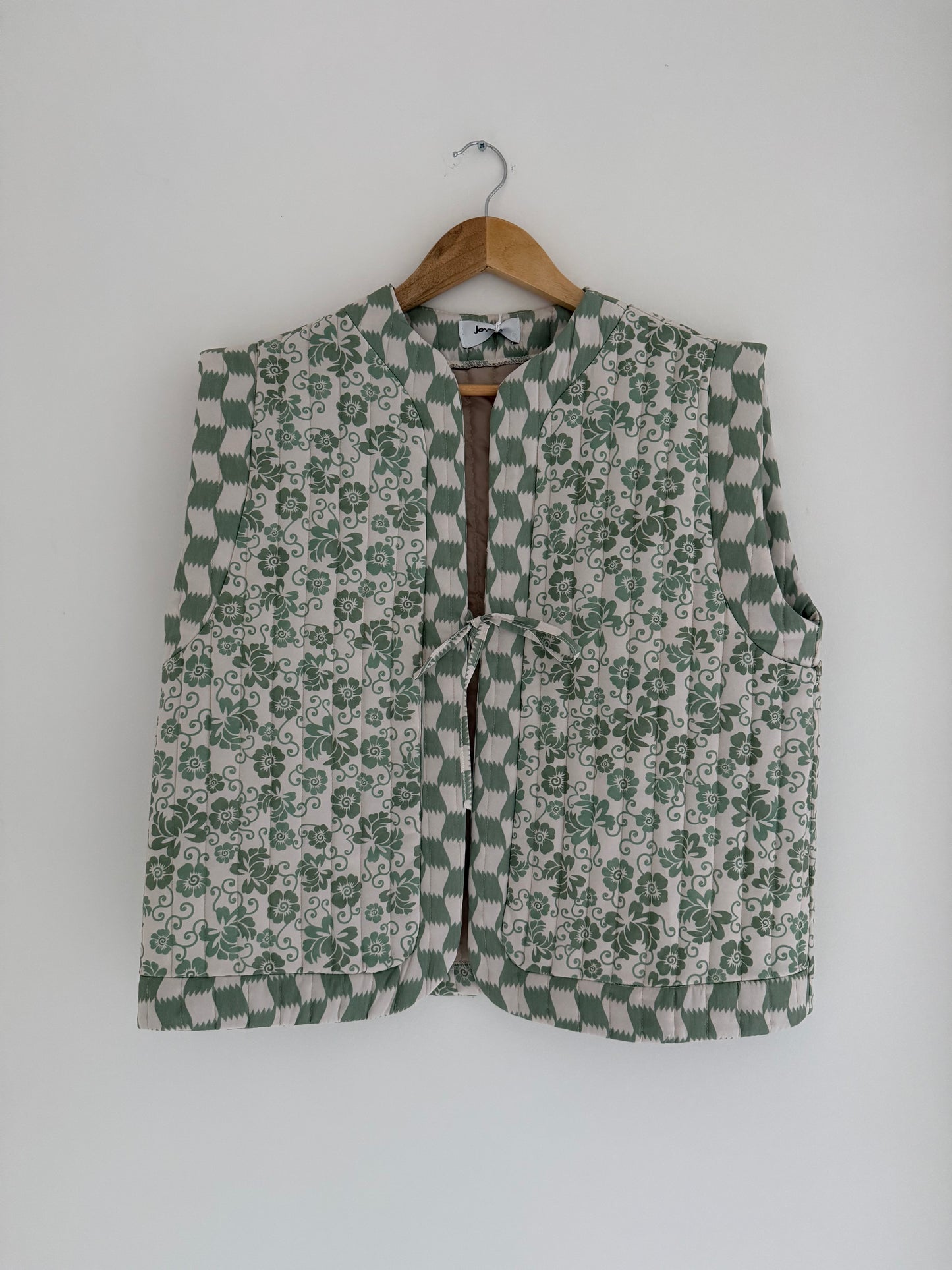Veste sans manches matelassée avec motifs