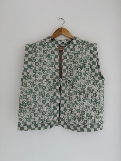 Veste sans manches matelassée avec motifs