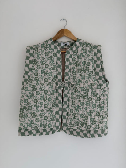 Veste sans manches matelassée avec motifs