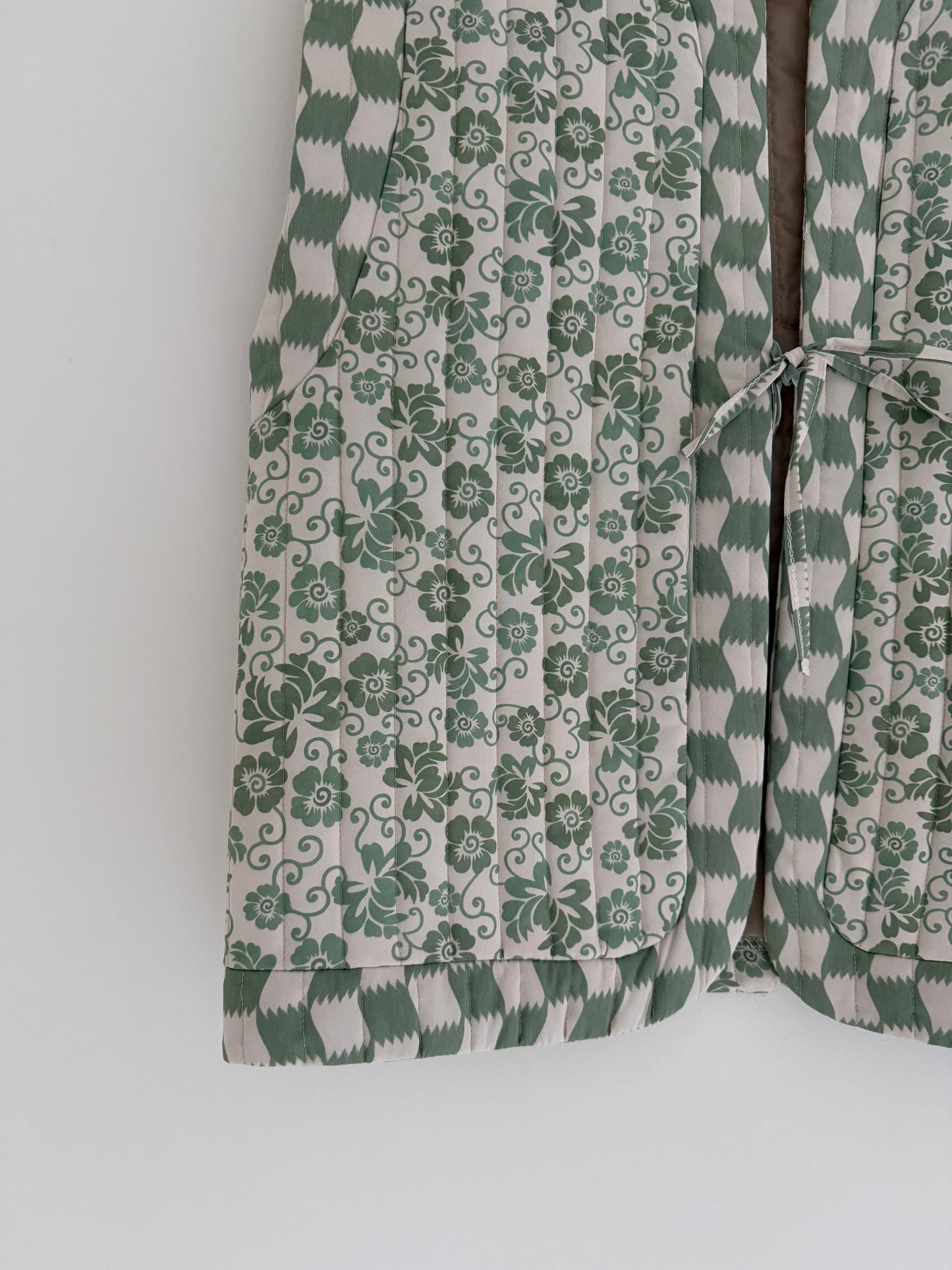 Veste sans manches matelassée avec motifs