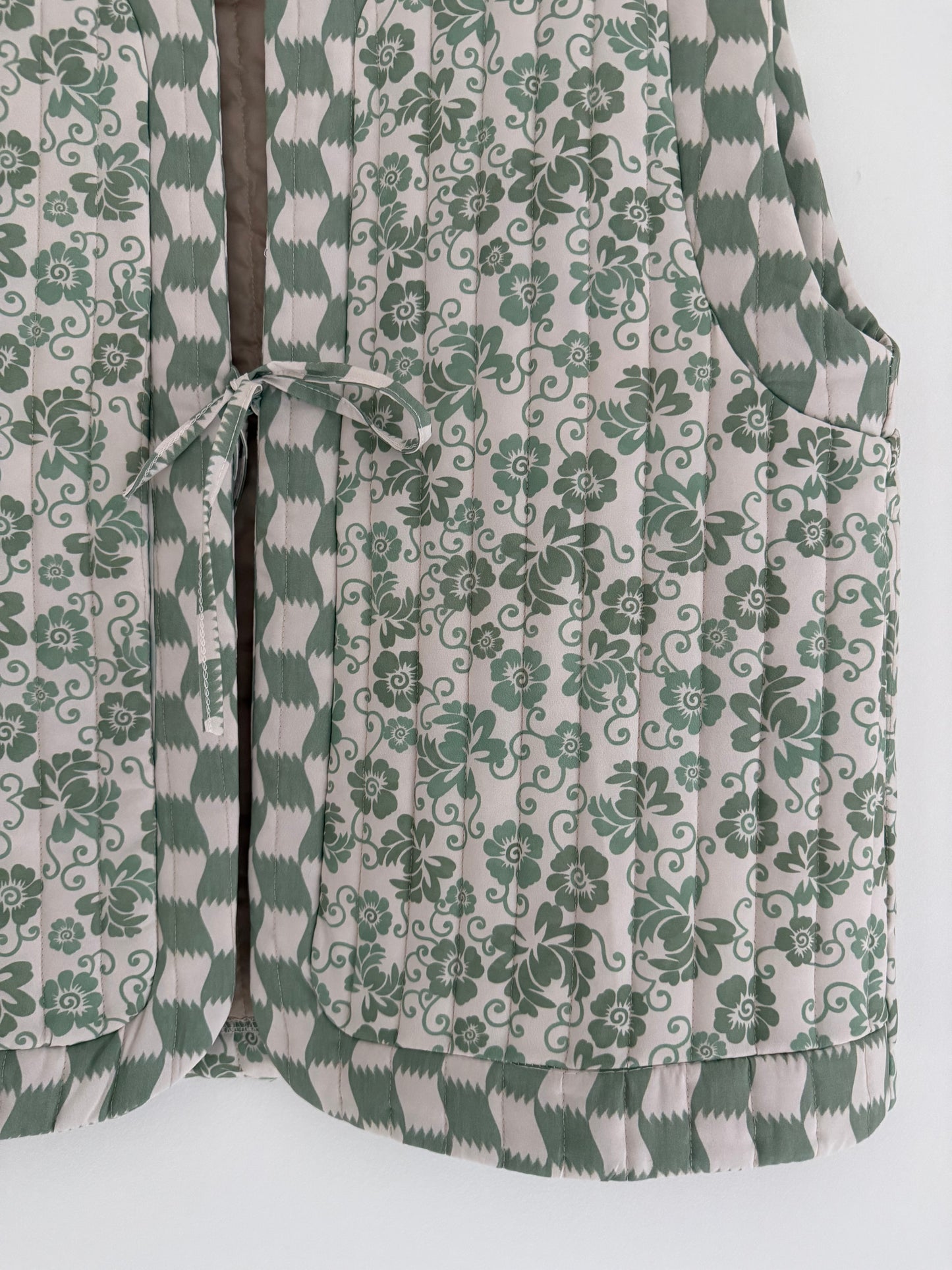 Veste sans manches matelassée avec motifs