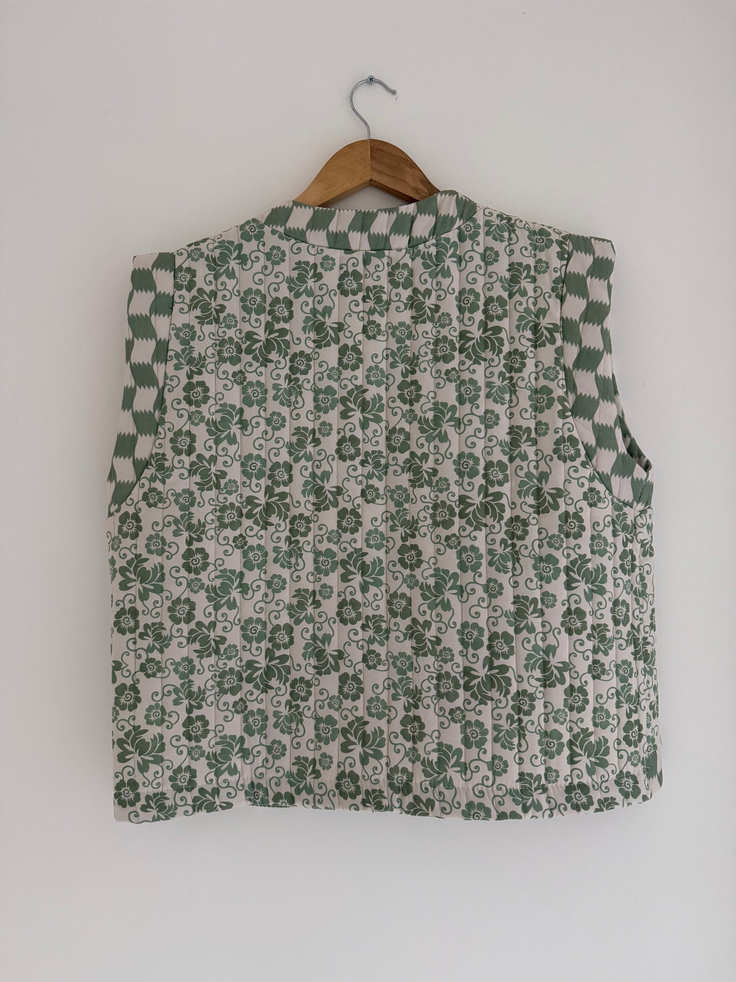 Veste sans manches matelassée avec motifs