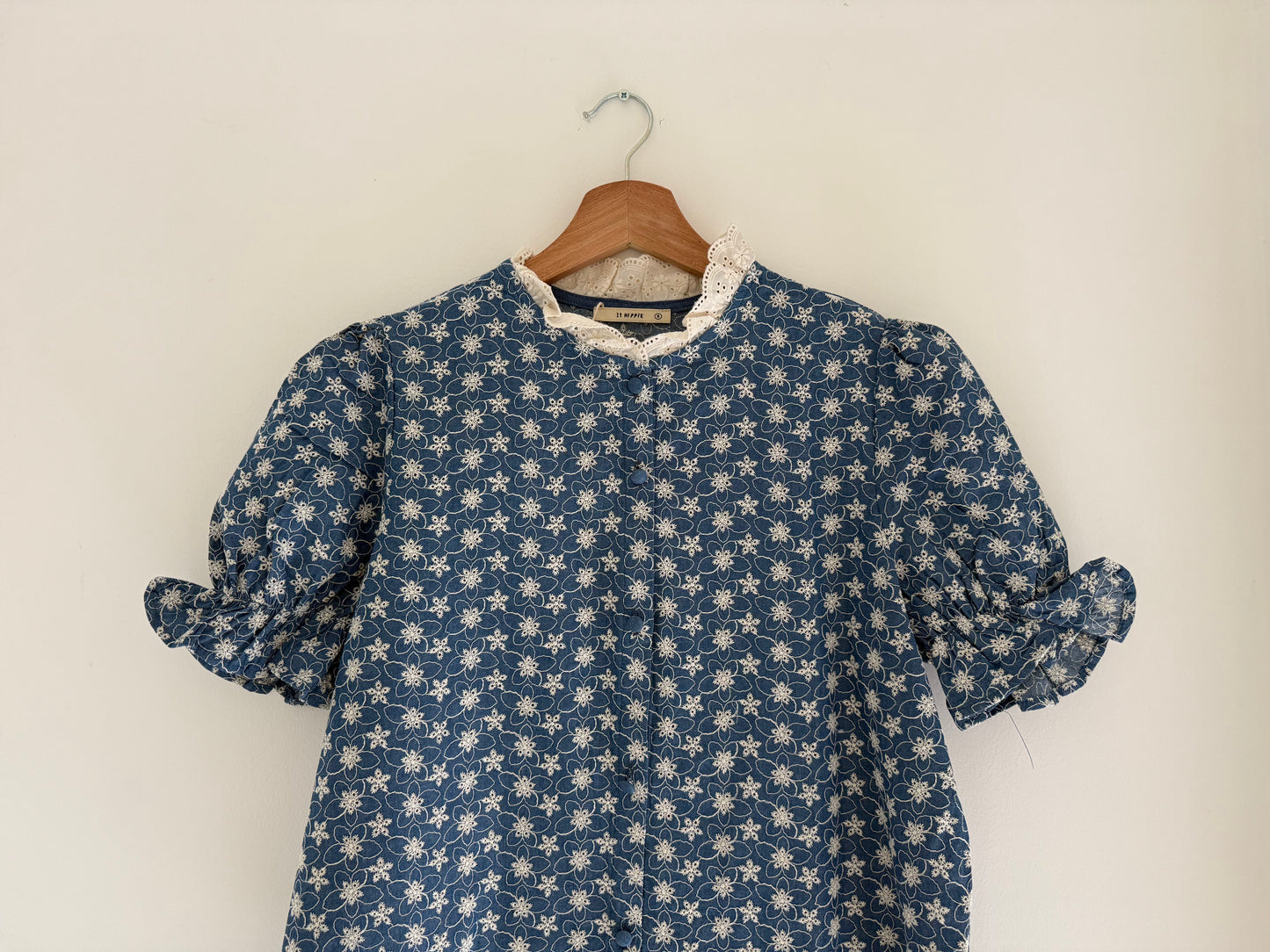 Chemise en jean manches courtes avec broderie en relief