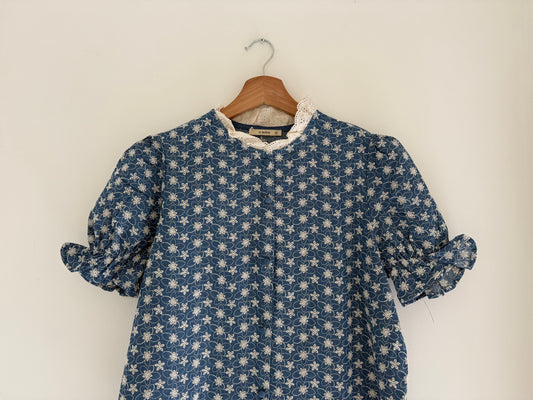 Chemise en jean manches courtes avec broderie en relief