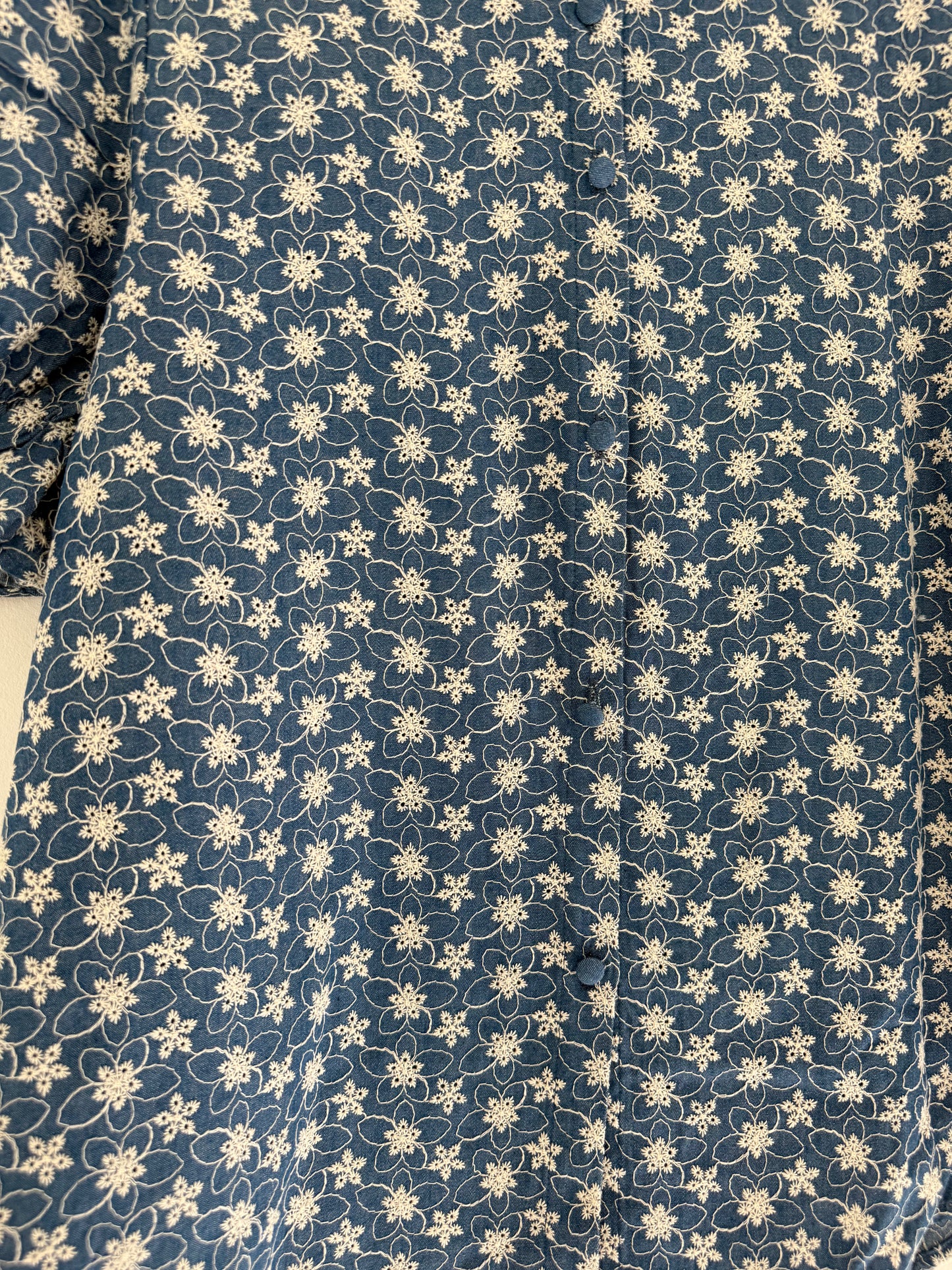 Chemise en jean manches courtes avec broderie en relief