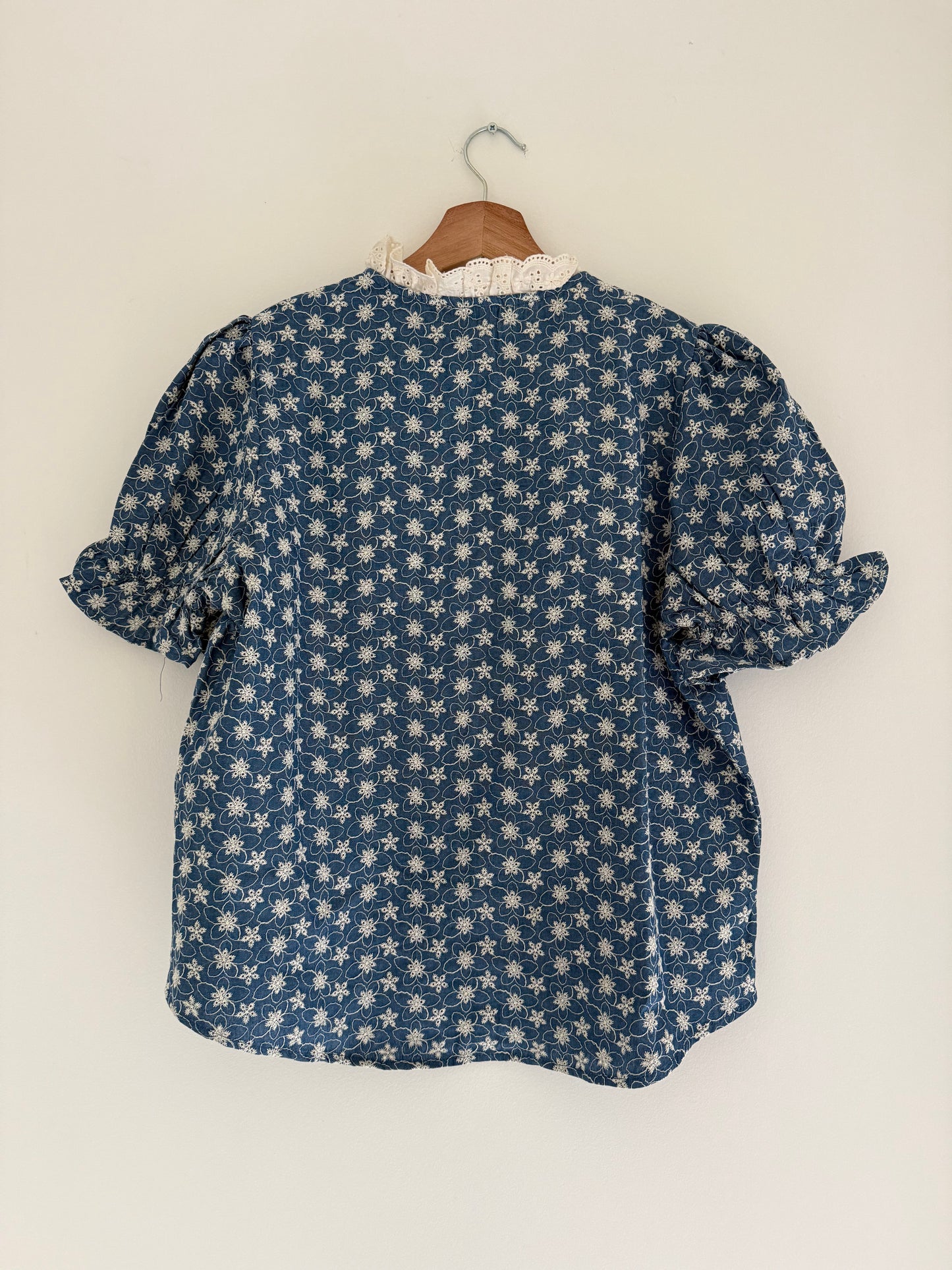 Chemise en jean manches courtes avec broderie en relief