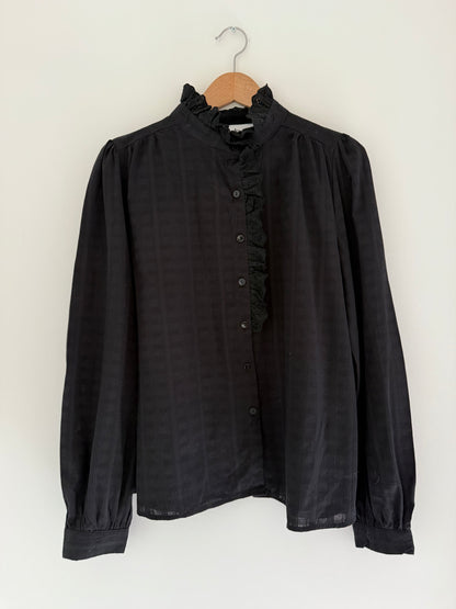 Chemise noire avec détail, broderie anglaise sur le col