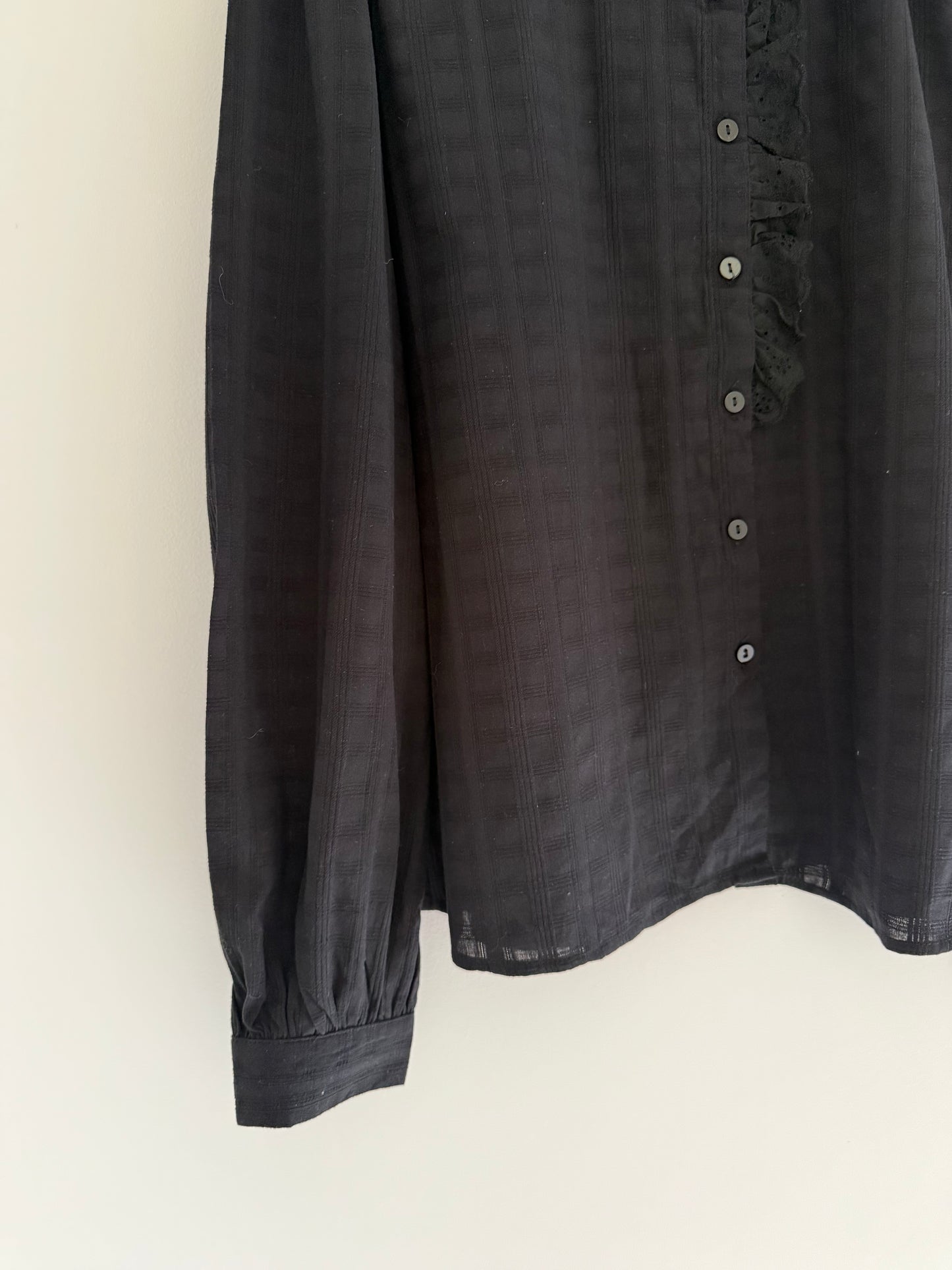 Chemise noire avec détail, broderie anglaise sur le col