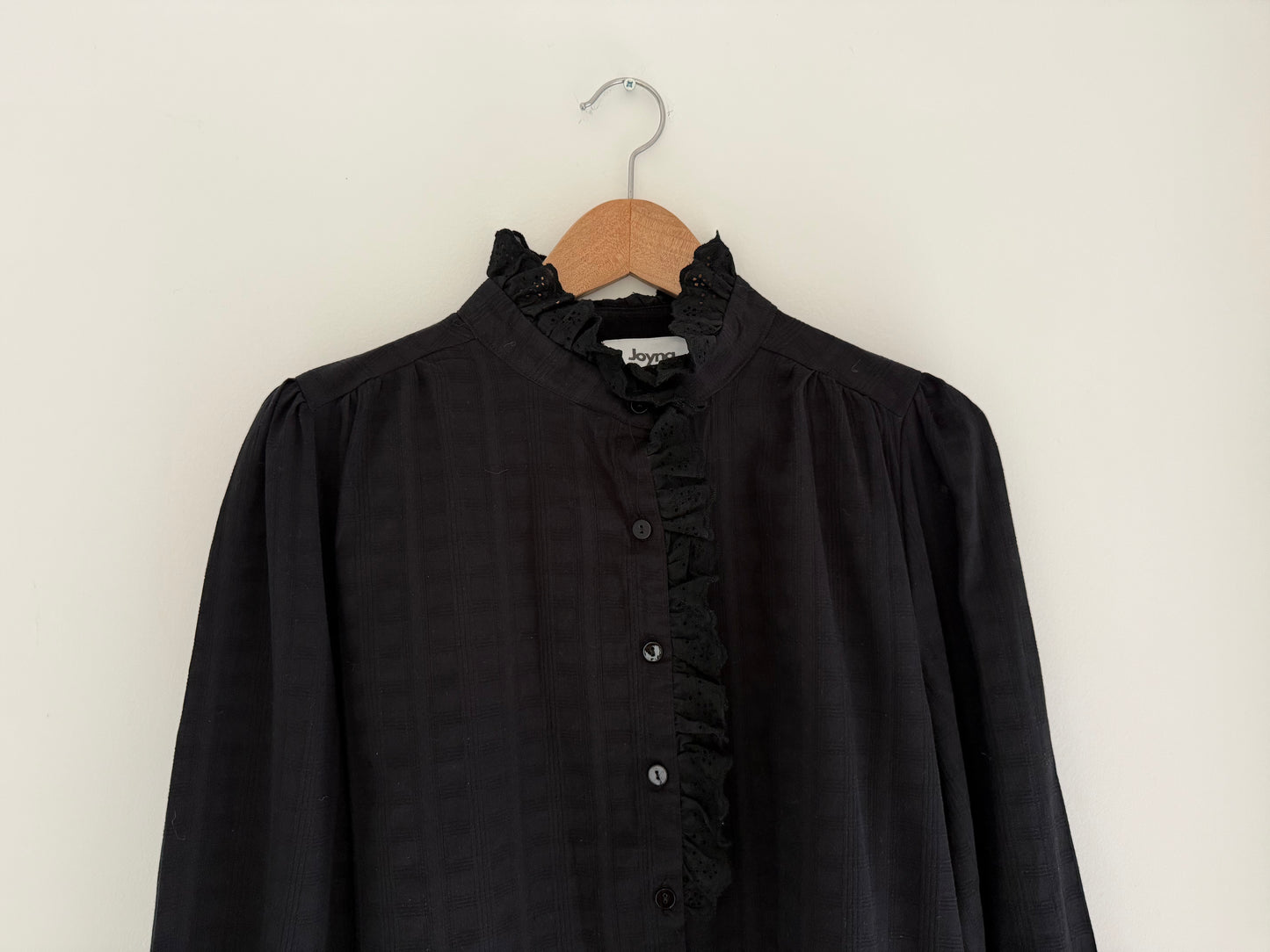 Chemise noire avec détail, broderie anglaise sur le col