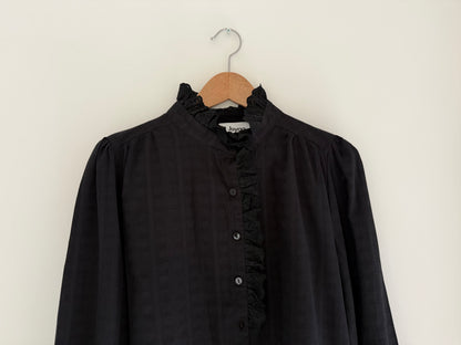 Chemise noire avec détail, broderie anglaise sur le col