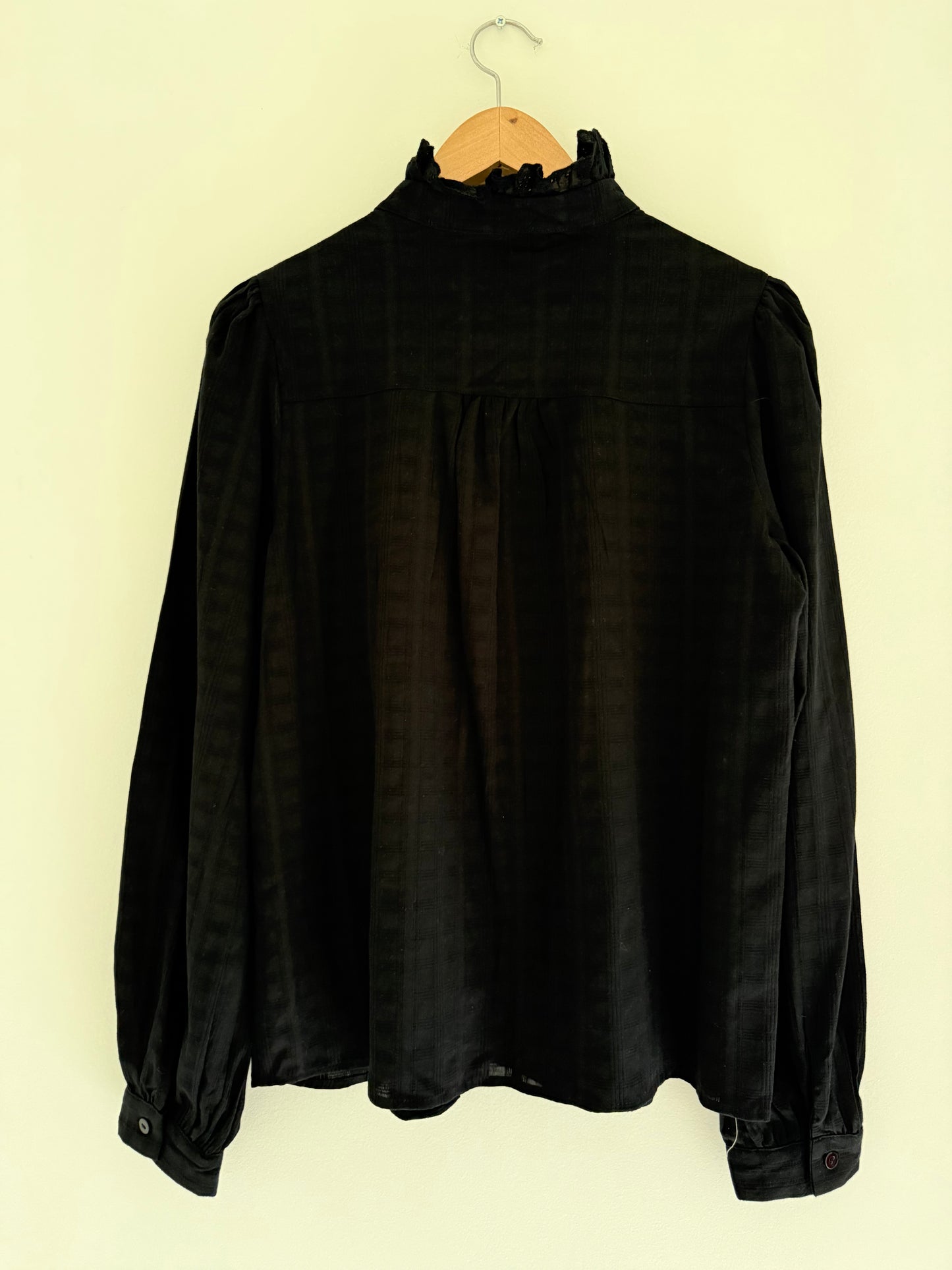 Chemise noire avec détail, broderie anglaise sur le col