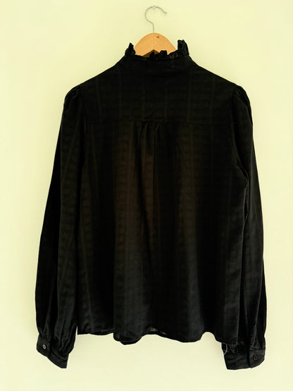 Chemise noire avec détail, broderie anglaise sur le col