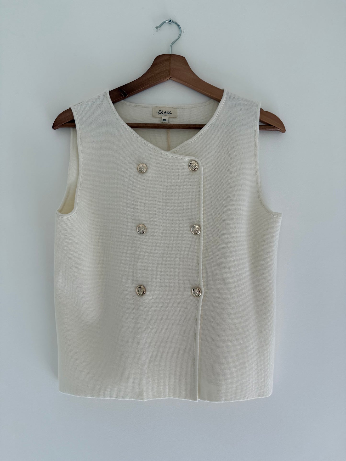Débardeur beige avec boutons dorés