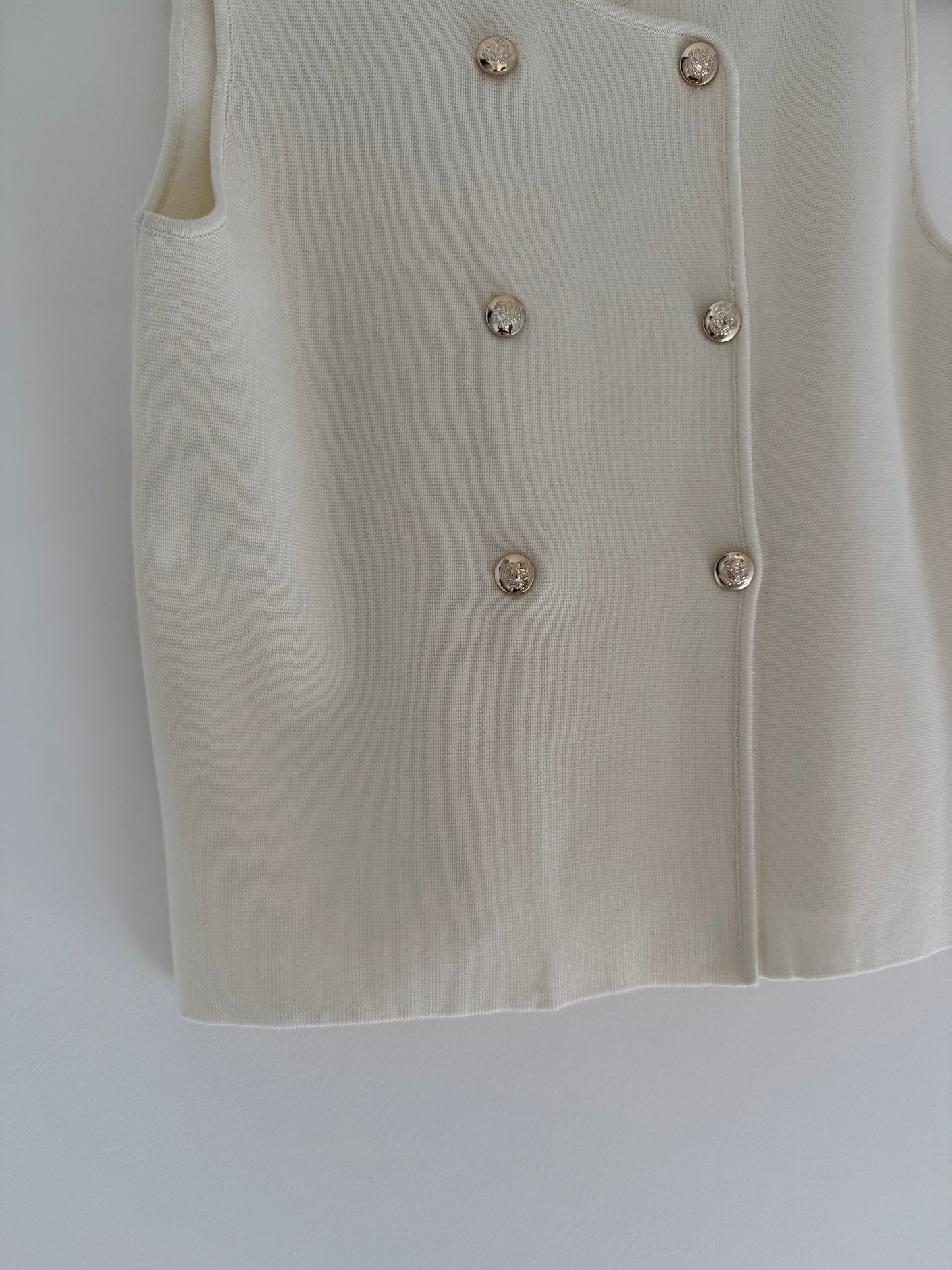 Débardeur beige avec boutons dorés