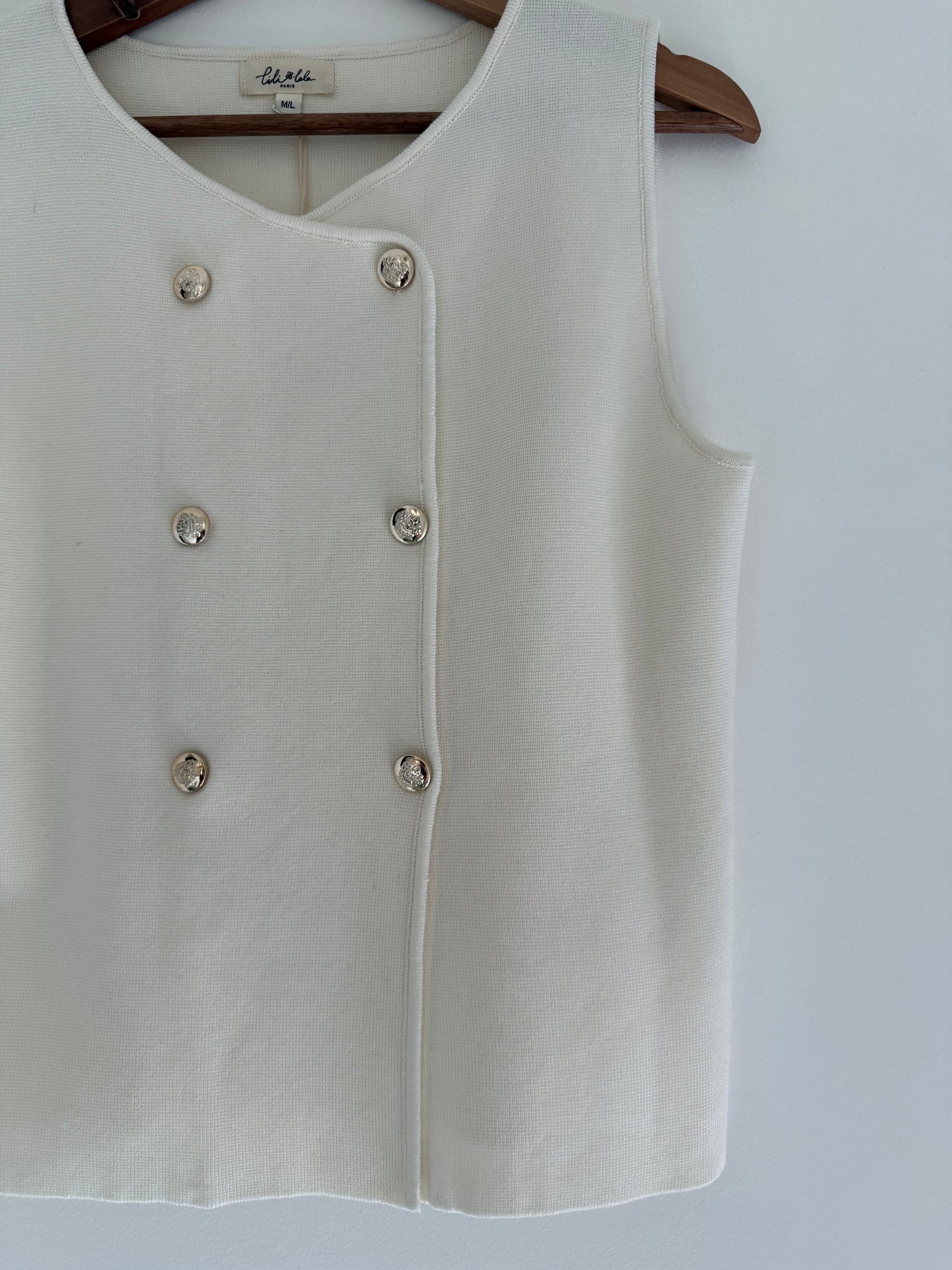 Débardeur beige avec boutons dorés