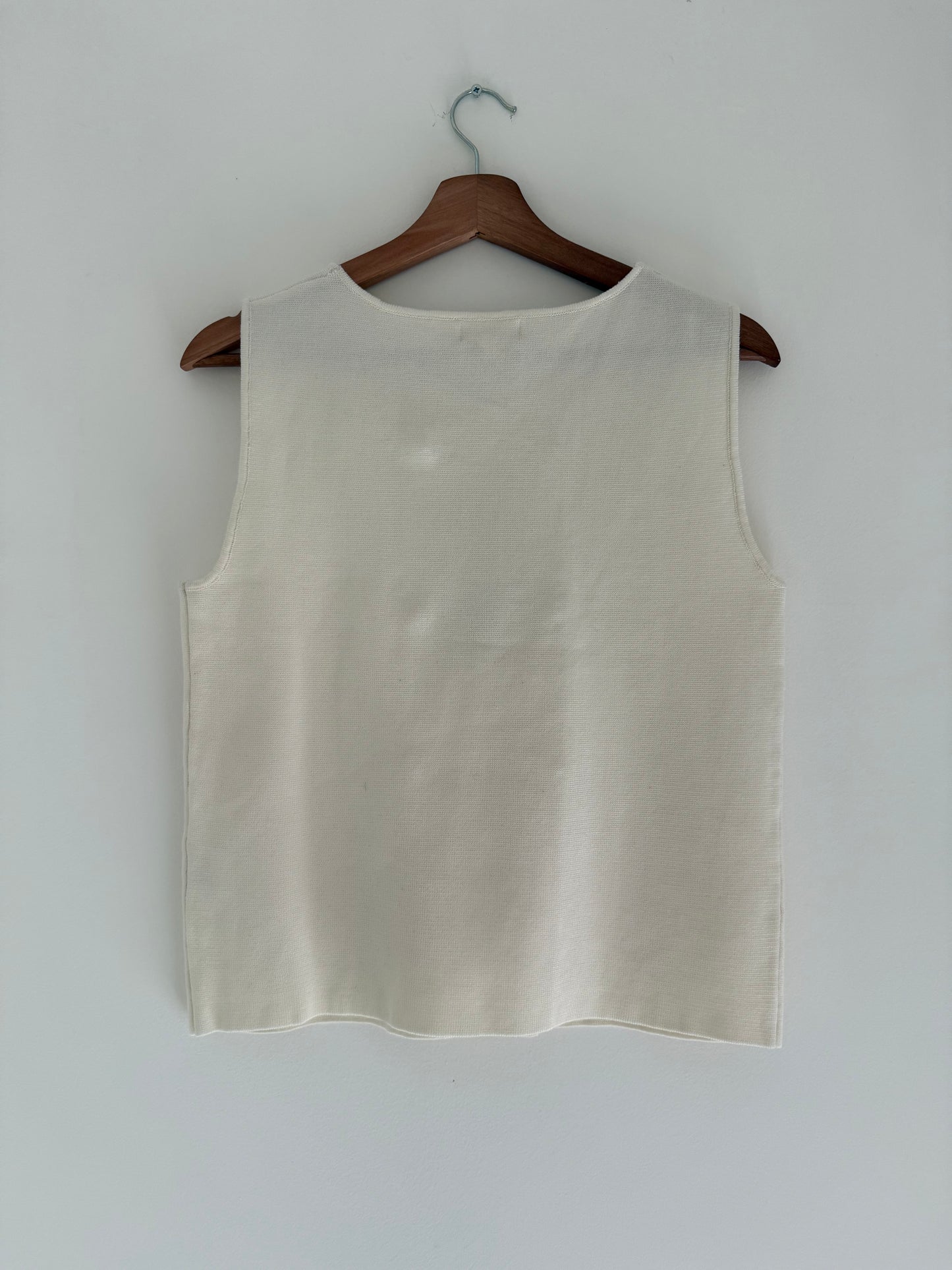 Débardeur beige avec boutons dorés