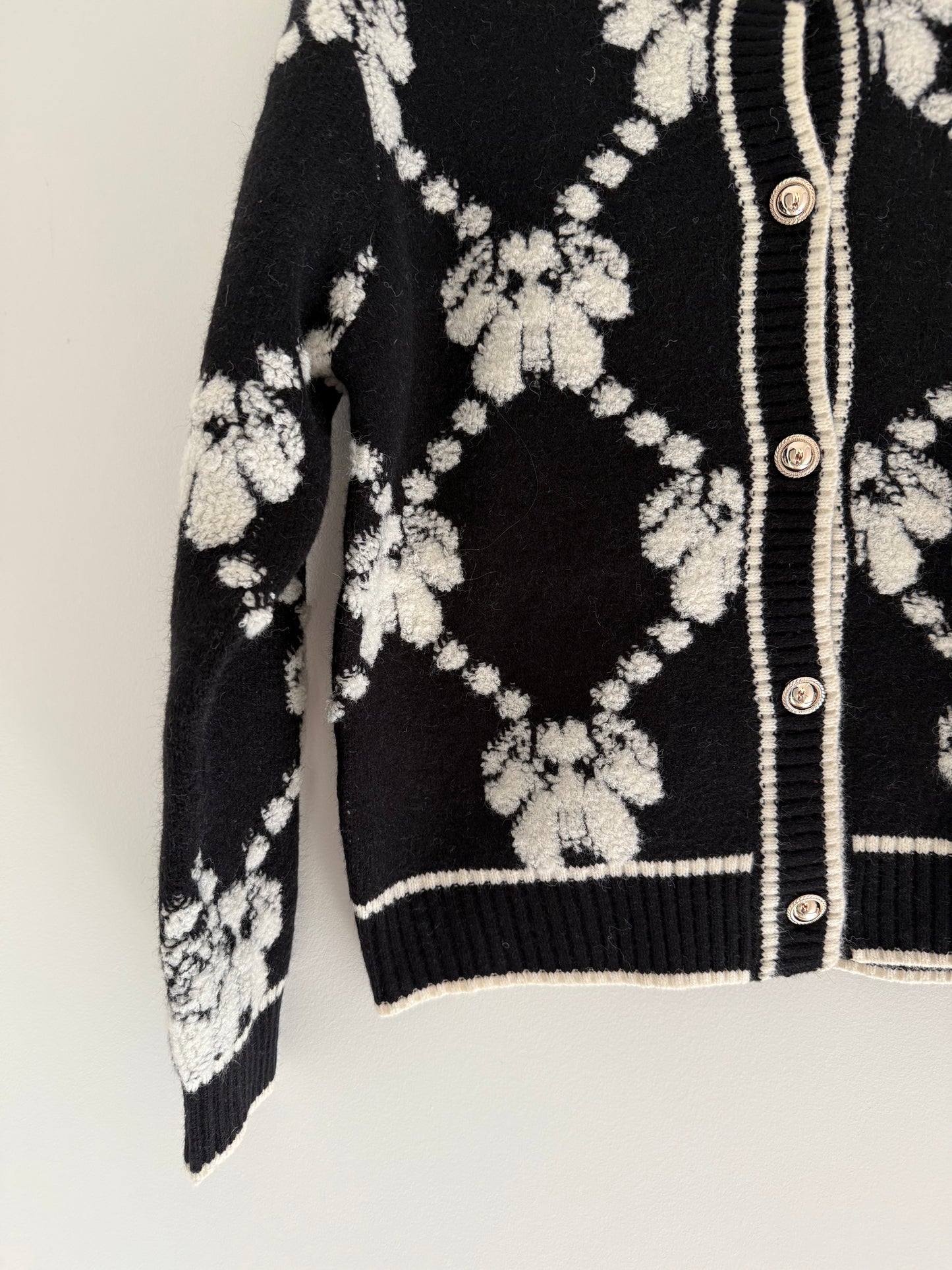 Gilet effet laine noir et blanc avec boutons dorés