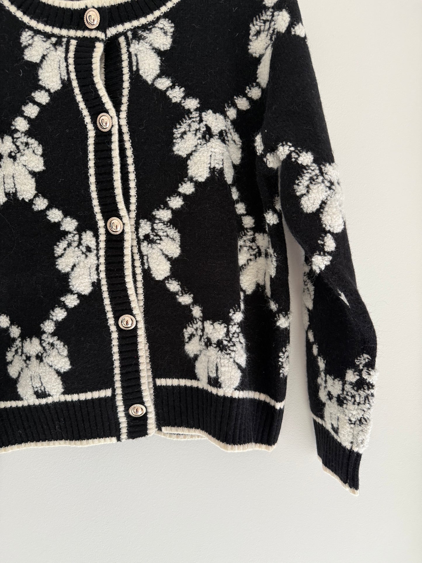 Gilet effet laine noir et blanc avec boutons dorés