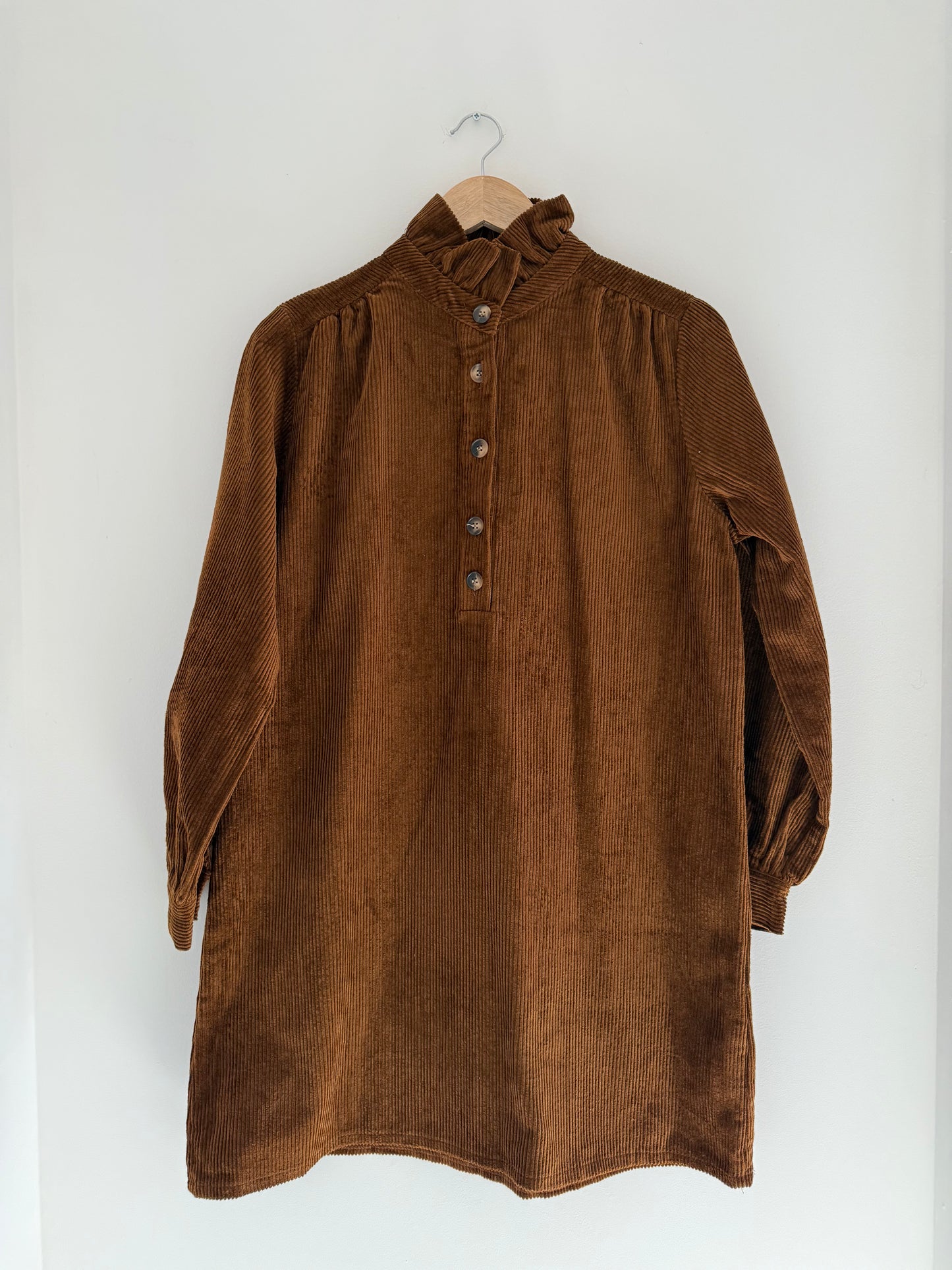 Robe en velours chocolat avec grand col