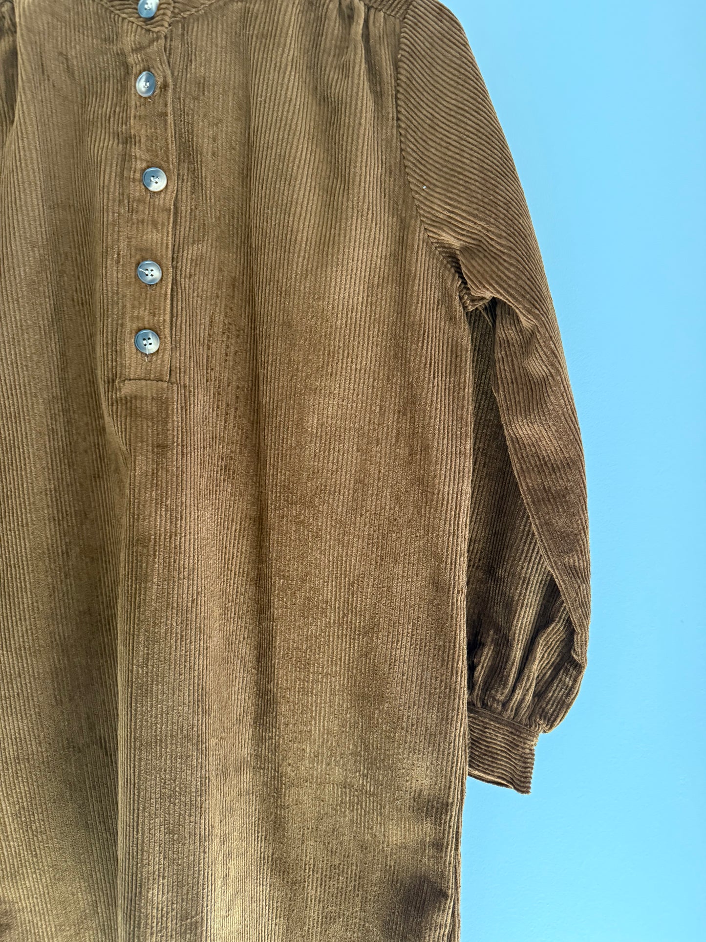 Robe en velours chocolat avec grand col
